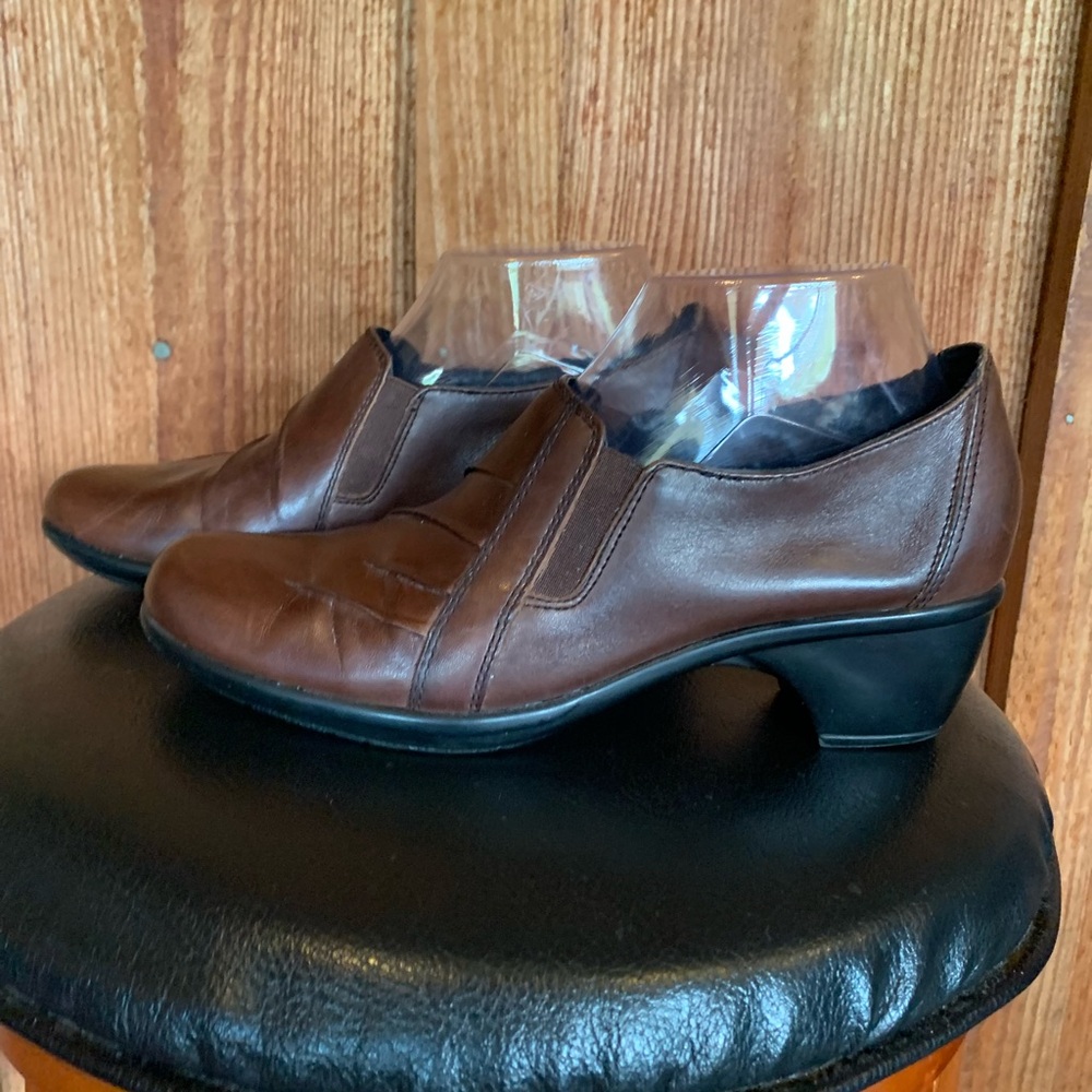 Clarks Brown Leather Closed Toe Block Heel Slip On Women’s Size 8M